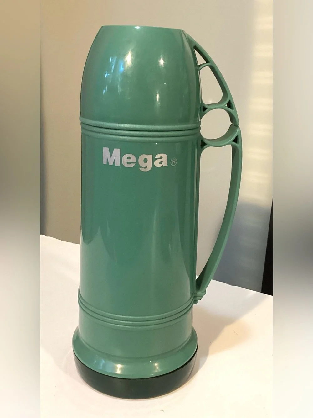 Mega liquid small thermo with handle and little cup. 8 oz/250ml